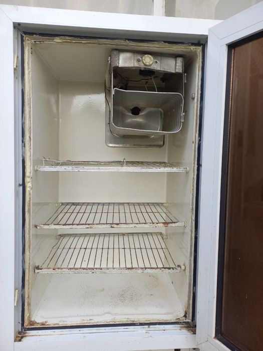 Xaladelnik va divanlar sotiladi