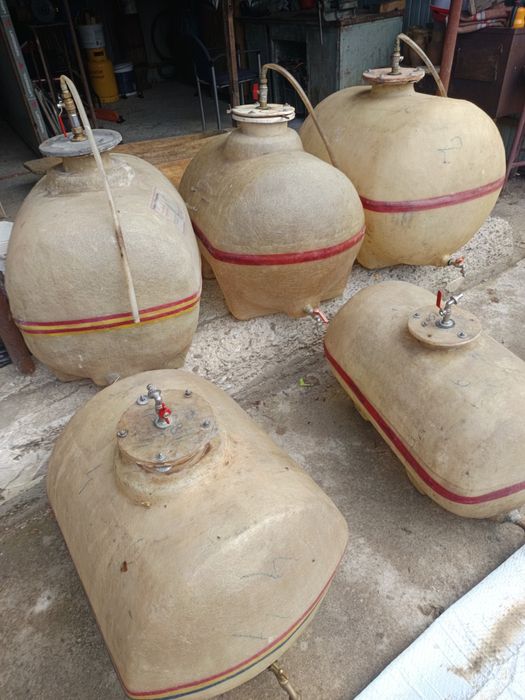 De vânzare butoaie de la 300 l la 150 și patru coveți de diferite dimensiuni