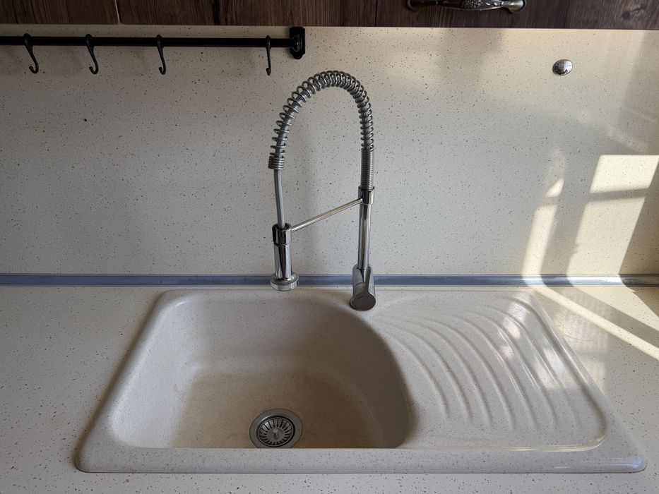 Изцяло готова кухня в перфектно състояние + печка