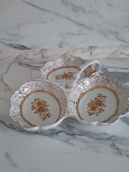 Продам менажницу на 3 секции