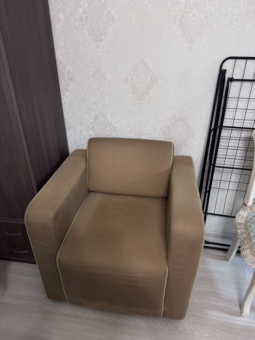 Диван отличный с креслом вместе