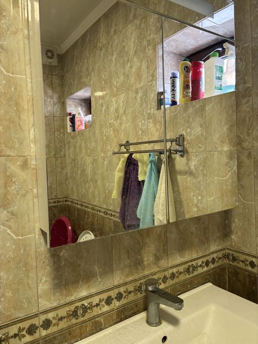 умывальник с тумбой и с зеркалой.