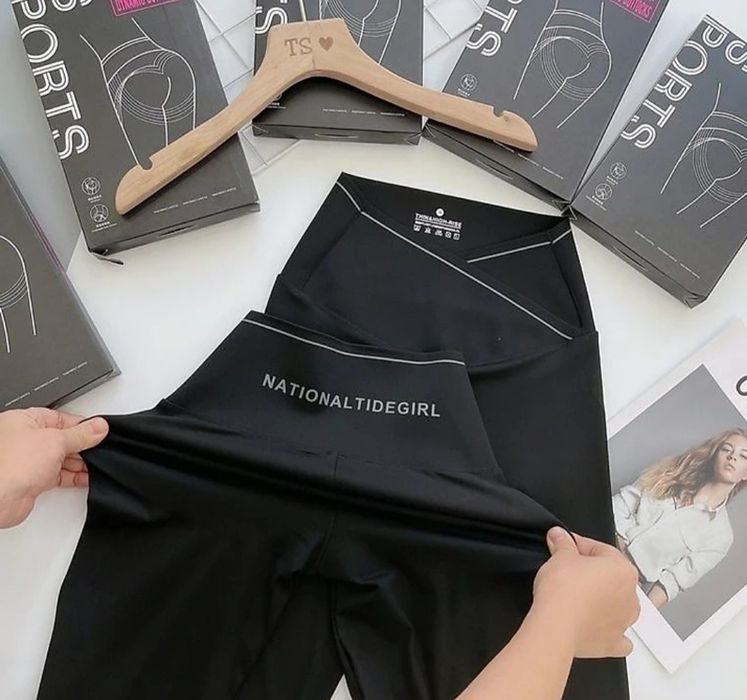 Спортни клинове от лека и еластична материя