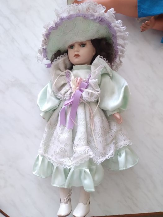 Продаются куклы разные.