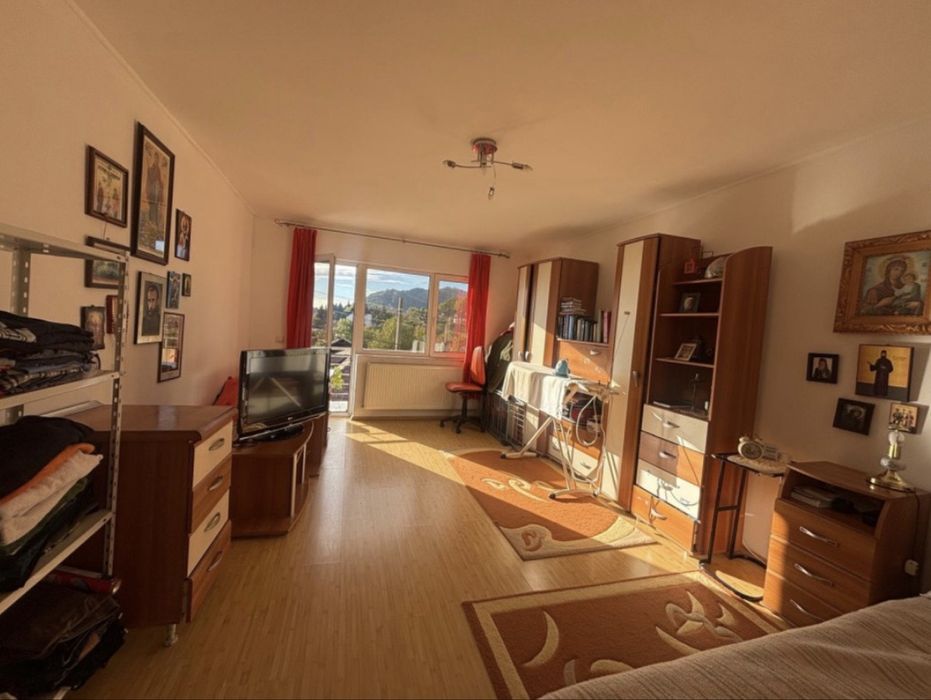 APARTAMENT  în vilǎ cu trei apartamente, garaj şi curte comunǎ