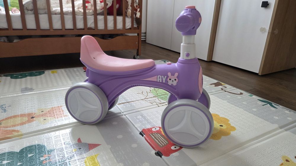 Bicicleta ,fara pedale cu 4 roti cu lumini, sunete, Baloane de sapun, 1-3 ani, Mov
