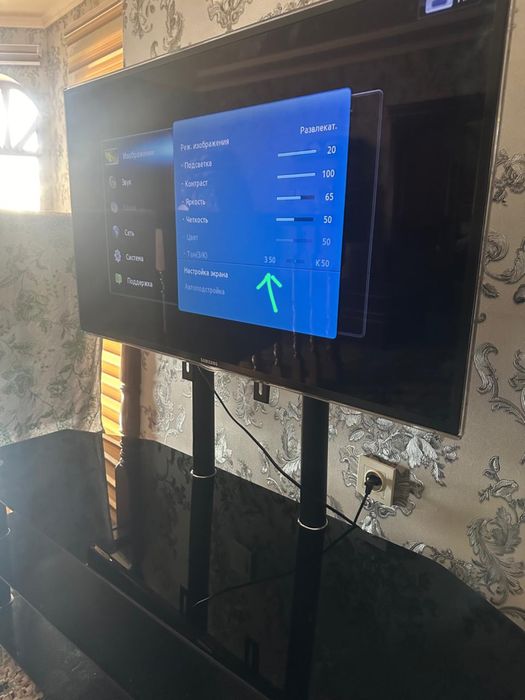 Телевизор 102 см  с подставкой