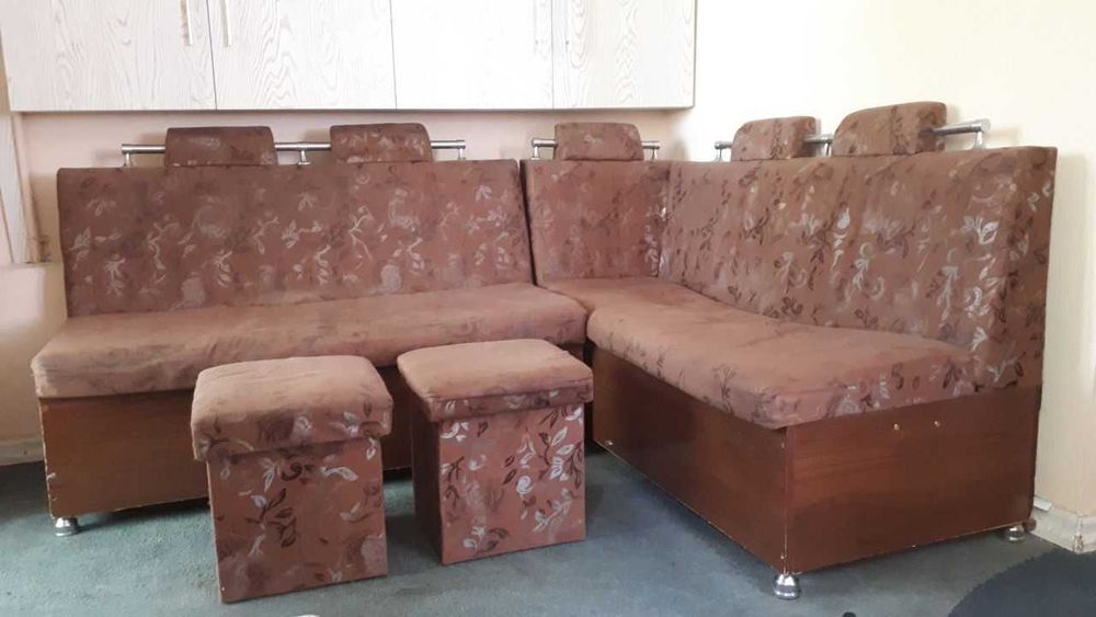 Продам уголок кухонный с 2 банкетками
