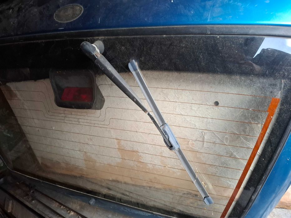 Заден капак субару джуста,комплект заедно с двата амортисьора ..100лв