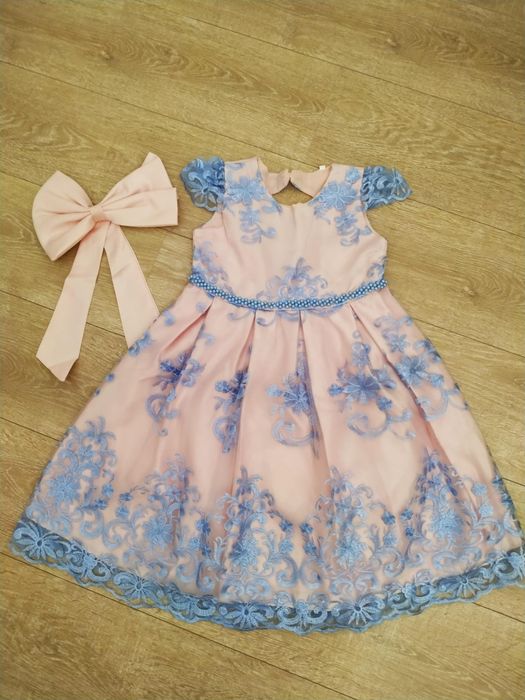 Нарядные  платья на девочку 9-11 лет