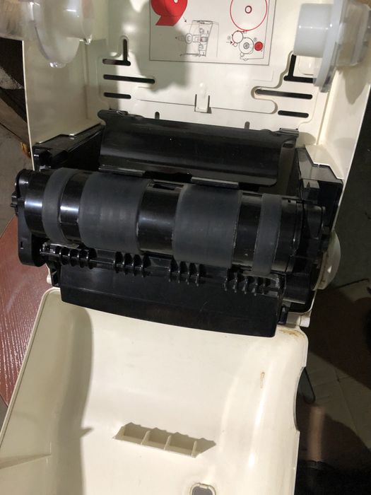 Продам диспенсер для бумажных полотенцев