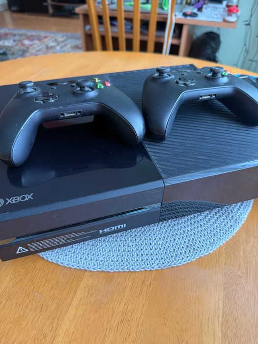 XBox One + 2 джойстика + захранване