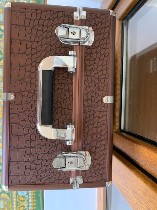 Yengi salon chemodan sotiladi