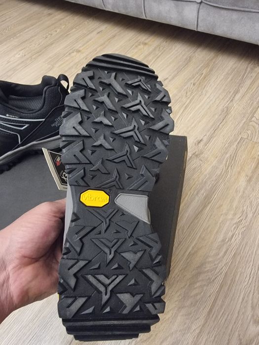 Продам оригинальные ботинки The north face