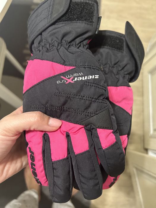 Лыжный костюм и перчатки