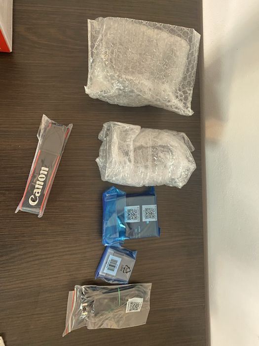 Aparat foto canon 2000D