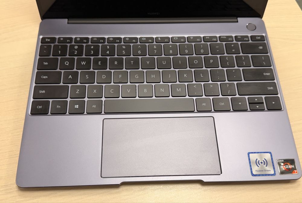 Vand laptop HUAWEI matbook 16GB