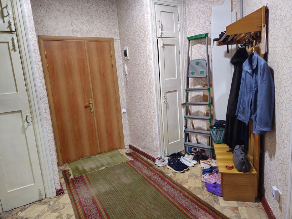 Продам 3 комнатную сталинку