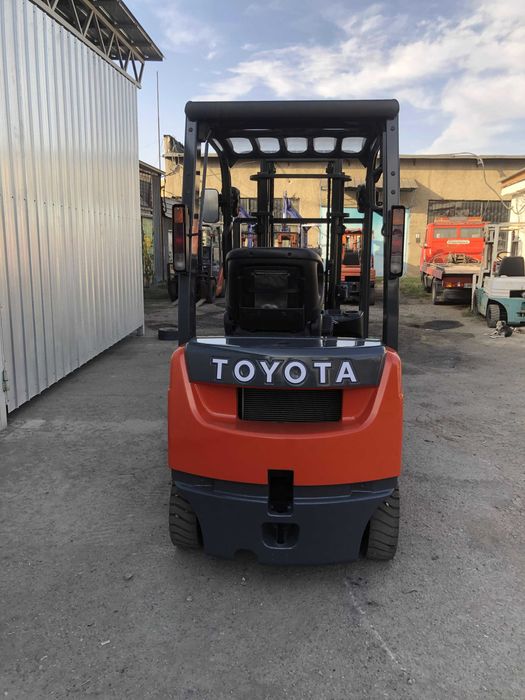 Вилочный погрузчик (кара)