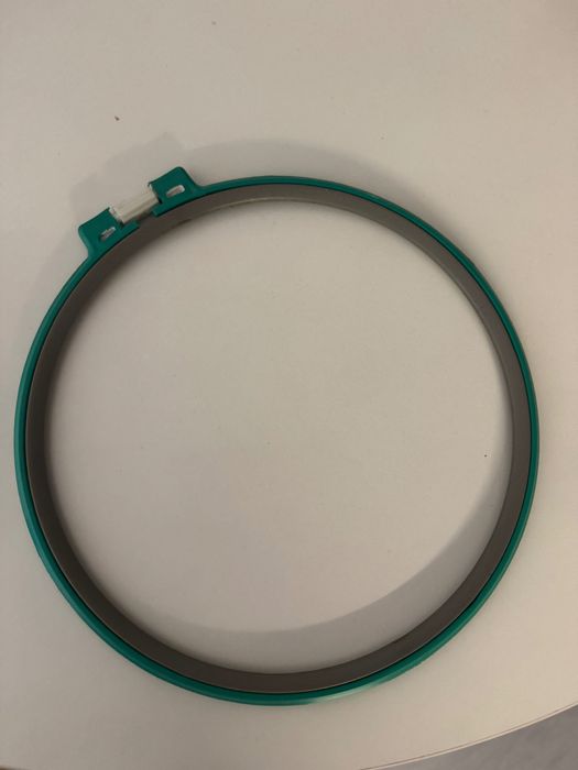 Пряжа и пяльцы и спицы