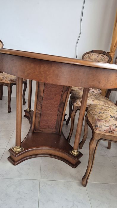 Масивна маса със столове