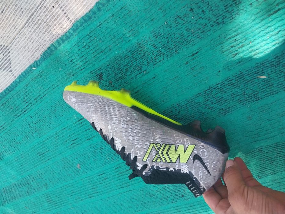 Air zoom butsi 42 razmer holati ideal razmer tushmaganigi uchun sotila