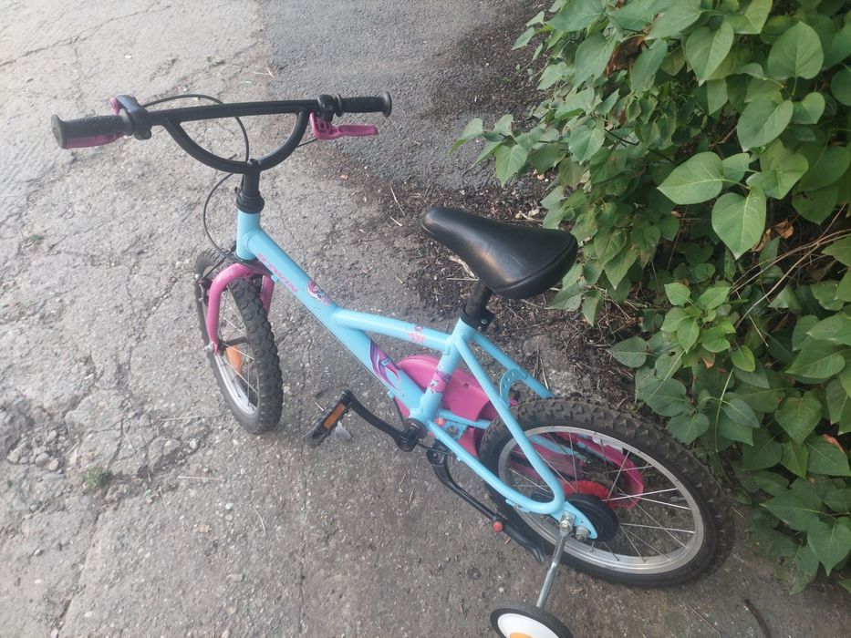 Bicicleta copii una cu pedale, cealalta fara pedale
