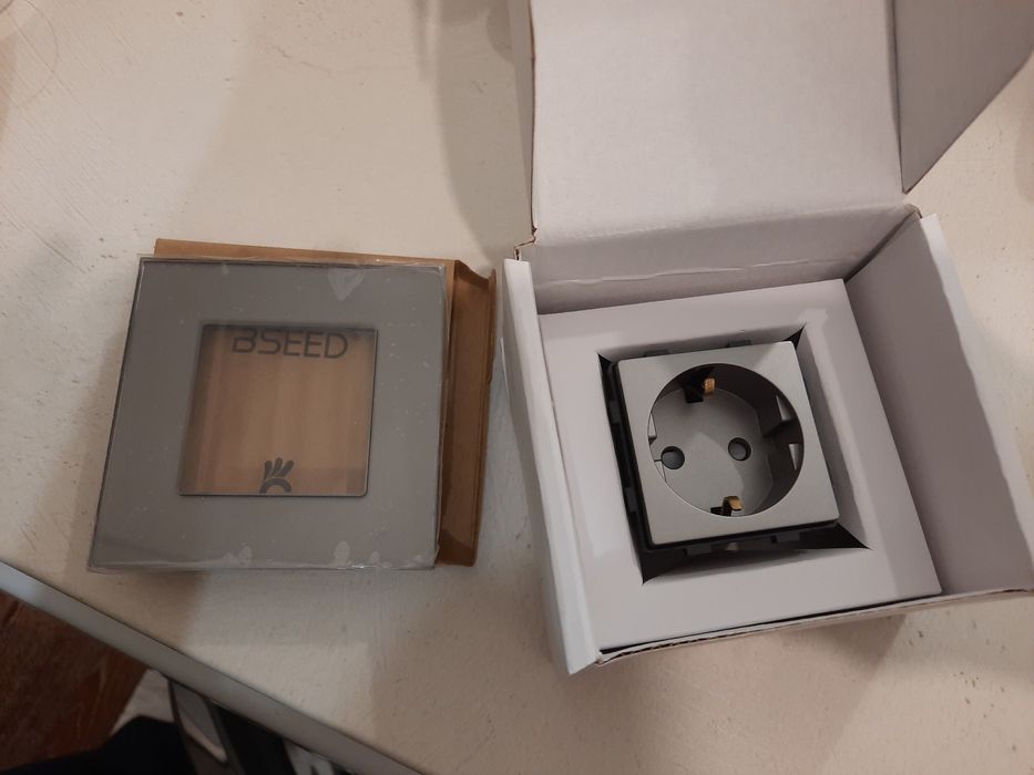 Розетки в хрустальной рамке новые продам