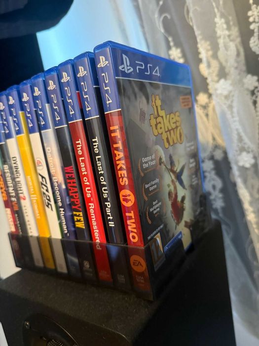 PS4 Pro 1TB + 10 jocuri si 2 controllere, stare foarte buna