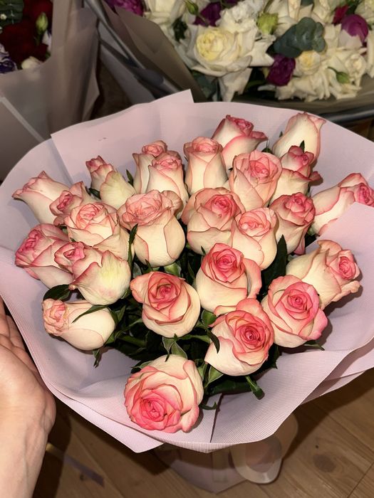 25 розовые розы свежие
