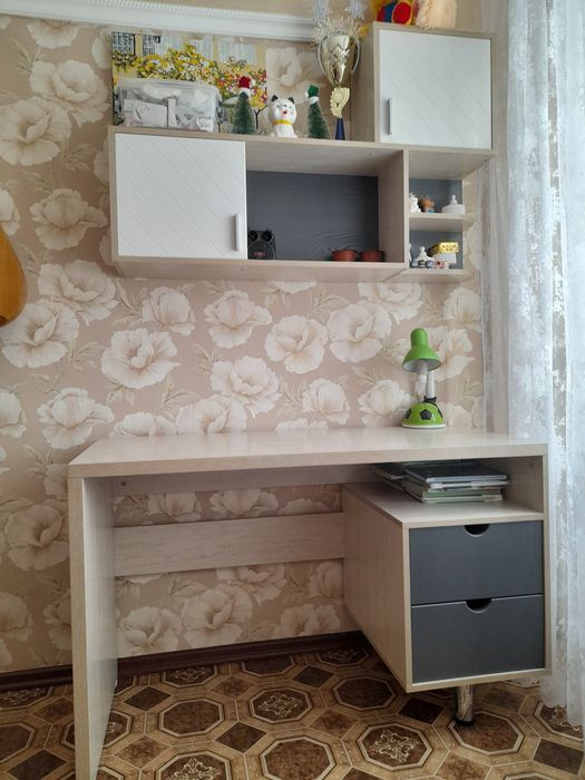 Продам шкаф и стол