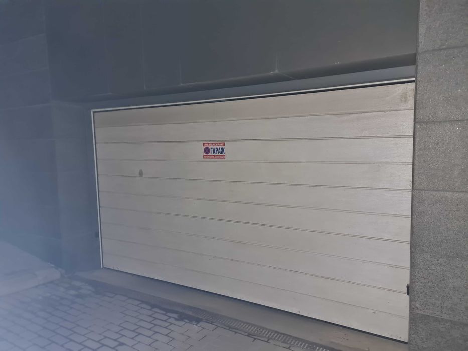 Секционна гаражна врата