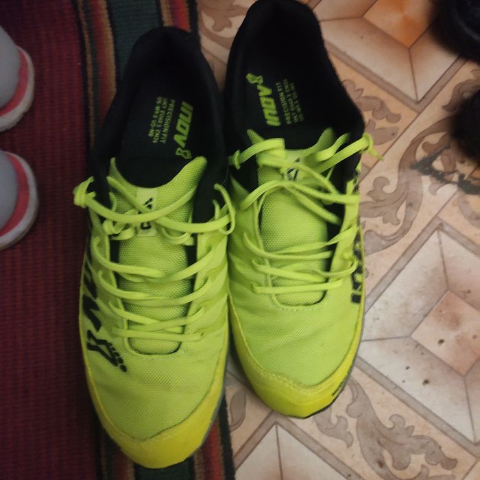 Кроссовки, салатового цаета,на шнурках 42 размер. Коробка и чек есть.