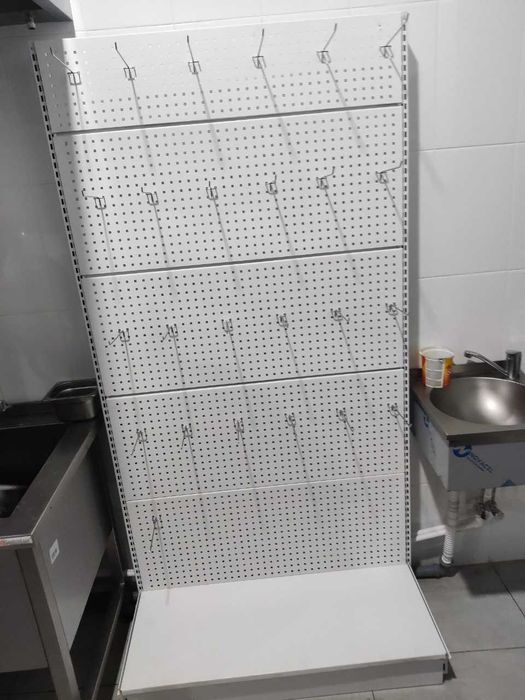 Металлические торговые стеллажи