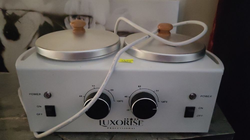 Masa manichiura scaune oglinzi coafor