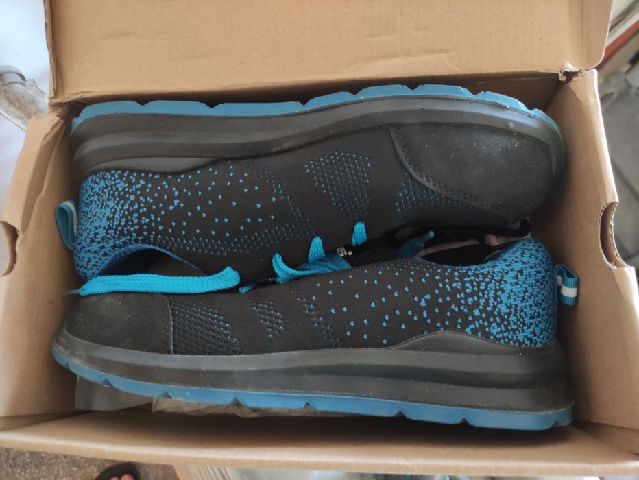 Продавам чисто нови работни обувки!