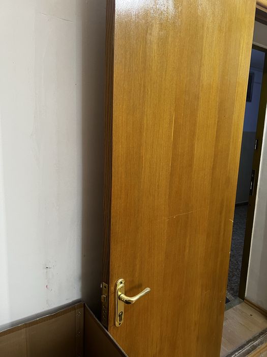 Продам дверь деревянную.