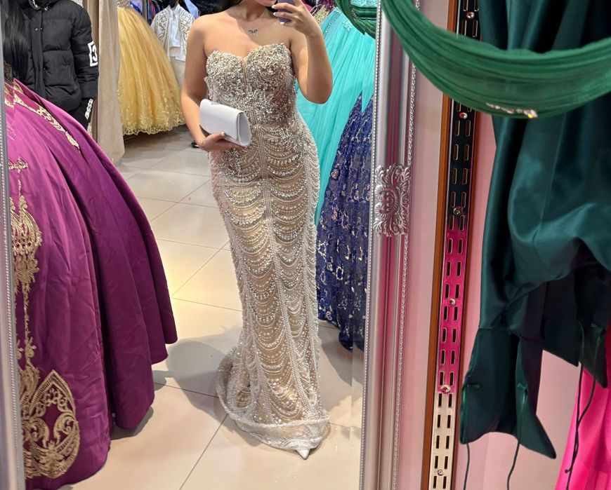 Чисто нова бална рокля