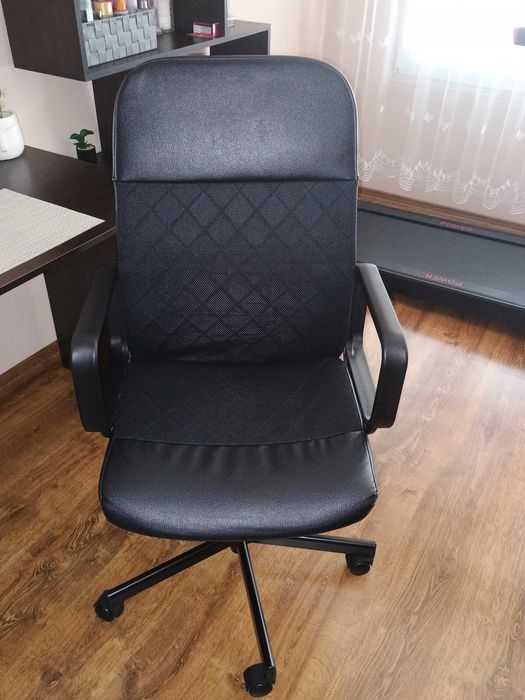 Черен кожен офис стол