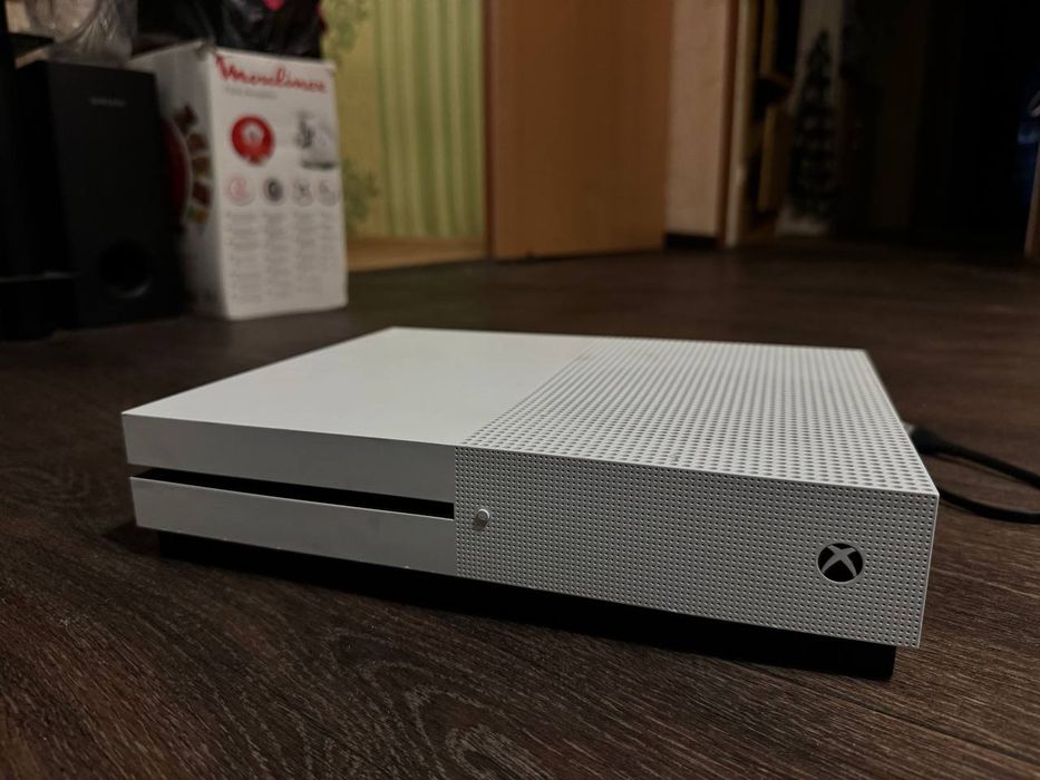 Продам Xbox One S 1tb