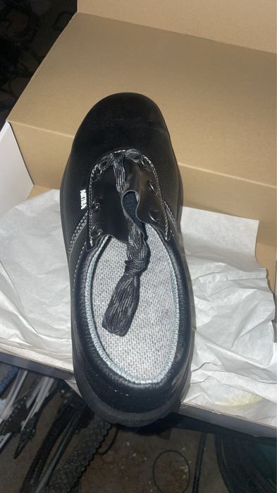 Чисто нови работни обувки