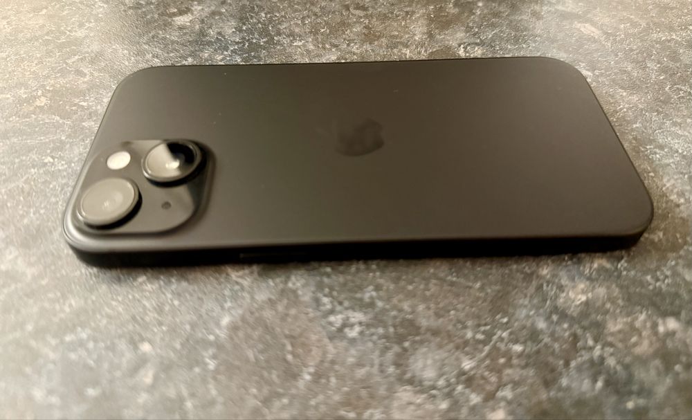 iPhone 15 128 gb neverlocked 85% + apple watch SE gen 2 44 mm Midnight 100% + apple watch serie 4 40 mm rose gold 80%