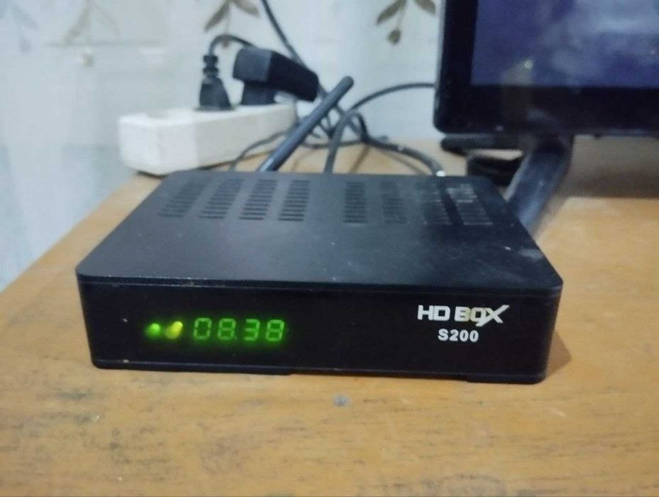 Продам спутниковый тюнер HDBOX  S 200
