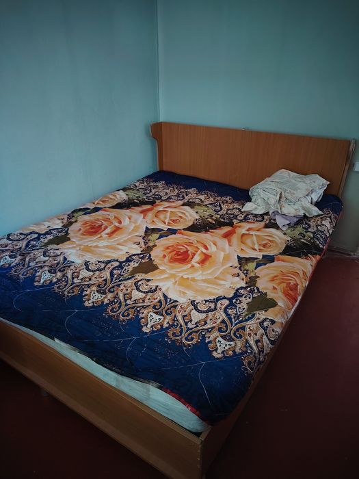 Продам кровать в среднем состоянии