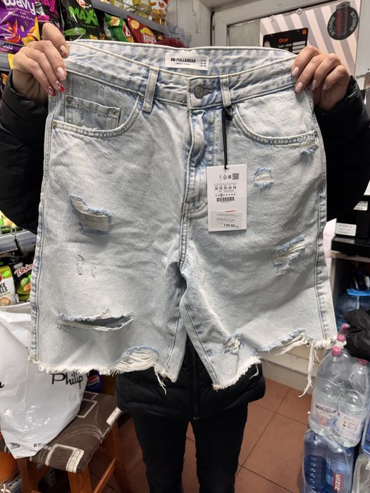 Vand blugi firma pull bear pentru baietii