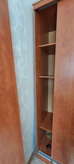 Продам шкафы один из них требует ремонта