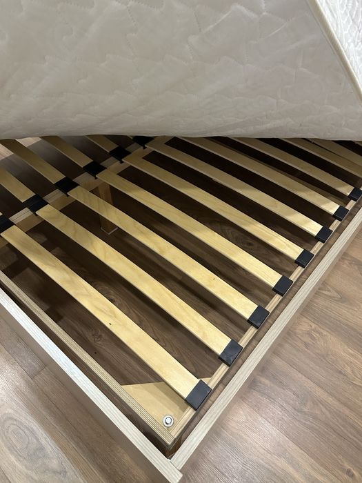 Двуспальная кровать