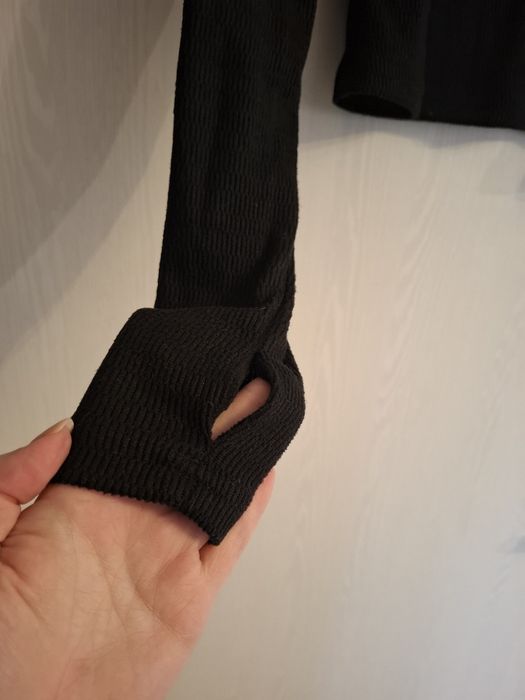 Crop top cu mâneci lungi și fermoar