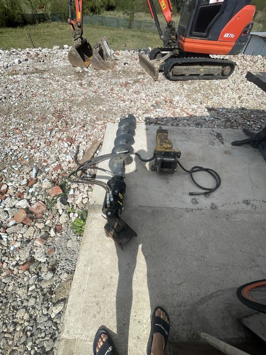 Inchiriez miniexcavator 3 tone