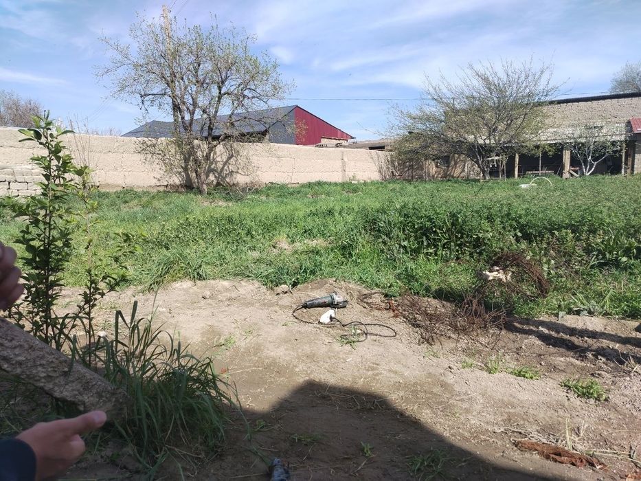 Yer sotiladi. Chortut. Koʻchani usti.